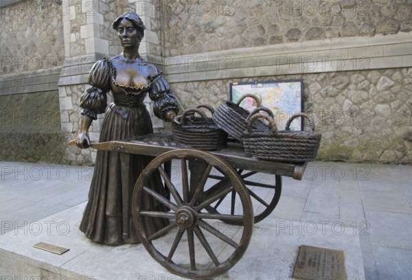 Molly Malone statue by Jeanne Rynhart 1988, Suffolk Street, Dublin, Ireland, Republic of Ireland, Europe