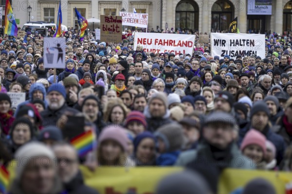 Potsdam defends itself, a rally of the Alliance, Potsdam shows its colours. This was prompted by reports about a meeting in Potsdam at which AfD politicians and entrepreneurs discussed a plan on how migrants and Germans could be brought together