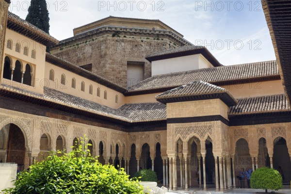 Arabesque Moorish architecture, Court of the Lions, Nasrid Palaces, Alhambra, Granada, Andalusia, Spain, Europe