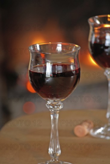 Red wine in glasses, nutrition, food, alcohol, food culture, open fire, romance, Hamburg, Hamburg, Federal Republic of Germany