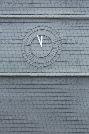 Slate wall with time, five minutes to twelve, symbol, time, clock, clock hand, grey, white, monochrome, black and white, pattern, circles, round, slate shingles, Biedenkopf, Hesse, Germany, Europe