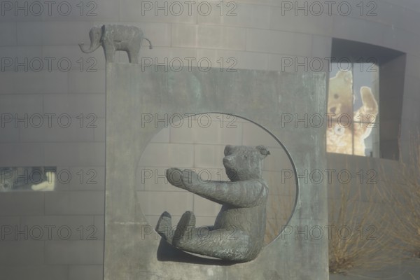 Sculptures with teddy bears and elephant figure, Steiff animals, bronze sculpture, bear figure, teddy bear, art, Margarete-Steiff-Platz, Steiff Museum, Giengen an der Brenz, Swabian Alb, Baden-Württemberg, Germany, Europe