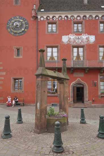 Entrance to the late Gothic Alsatian Museum with astronomical clock and historic drawing fountain, Alsatian, Musée alsacien, Haguenau, Bas-Rhin, Alsace, France, Europe