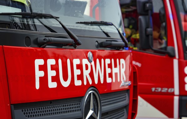 Duisburg, North Rhine-Westphalia, Germany, Fire brigade exercise. Fire engine with flashing blue lights. Press event: Federal Chancellor Olaf Scholz visits Fire Engine 530 of the Duisburg Volunteer Fire Brigade at Fire and Rescue Station 5 in Homberg. Together with a training unit of the professional fire brigade, the fire brigade school is also housed there, Europe