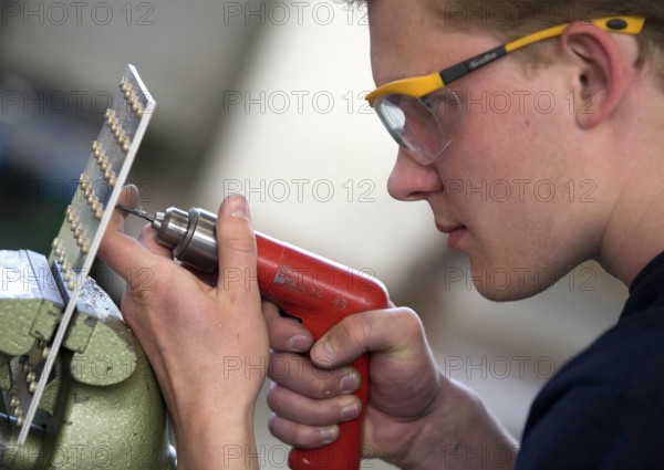 Wildau, DEU, 08.05.2008, A trainee in the training workshop of Trainico, training as an aircraft mechanic, Wildau, Brandenburg, Germany, Europe