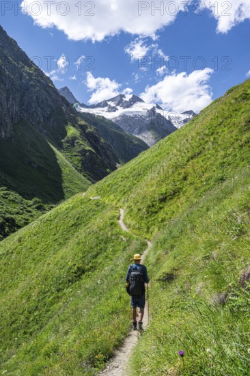 Mountaineer on a hiking trail in Umbaltal, Venediger Group, Hohe Tauern National Park, East Tyrol, Tyrol, Austria, Europe