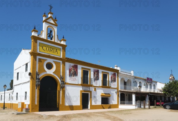 Historische Kirche im gelben und weißen Stil an einem sonnigen Tag in Coria, Wallfahrtsort, Kirche, El Rocío, Rocío, Rocio, Huelva, Andalusien, Spanien