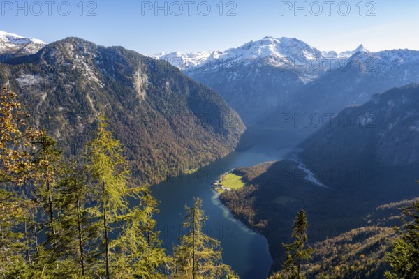 Panoramic view of the Königssee from the Archenkanzel viewpoint, autumnal forest and snow-capped mountains, Berchtesgaden National Park, Berchtesgadener Land, Upper Bavaria, Bavaria, Germany, Europe