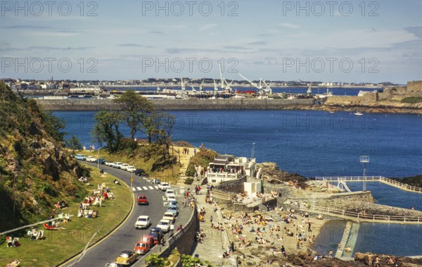 Menschen beim Sonnenbaden an der Küste, St. Peter Port, Guernsey, Kanalinseln, Großbritannien, Juni 1974, Europe