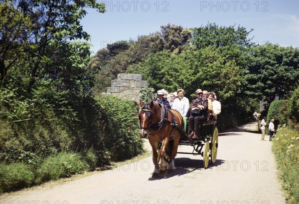 Touristen bei einer Fahrt mit der Pferdekutsche, Sark, Guernsey, Kanalinseln, Großbritannien, Juni 1974, Europe