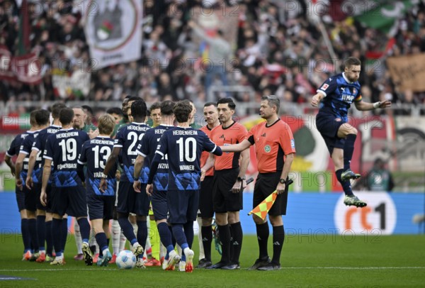 Line-up of the teams in front of kick-off, referee Referee Florian Badstübner Budu Zivzivadze Siwsiwadse 1. FC Heidenheim 1846 FCH (12) warming up WWK Arena, Augsburg, Bavaria, Germany, Europe