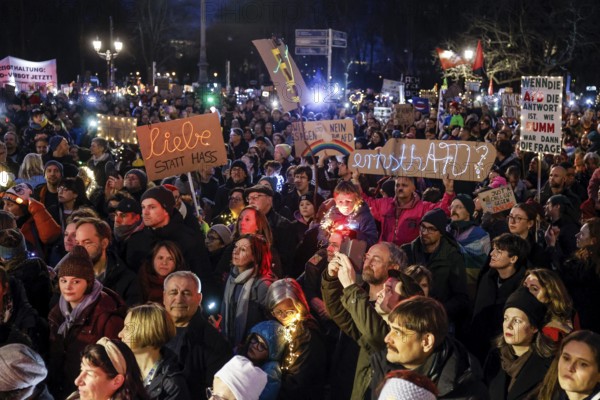 Tens of thousands of people demonstrated against right-wing populism and in favour of democracy at the Brandenburg Tor in Berlin. The sea of lights was directed against the rise of the AfD and other right-wing parties in Europe, 25.01.2025, Berlin, Berlin, Germany, Europe