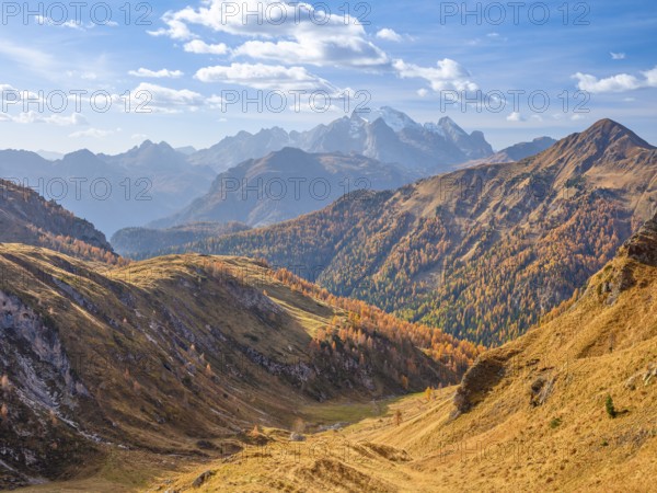 View of the surrounding mountains, autumn, Forcella Giau, Marmolada, Passo di Giau, Dolomites, Belluno, Italy, Europe