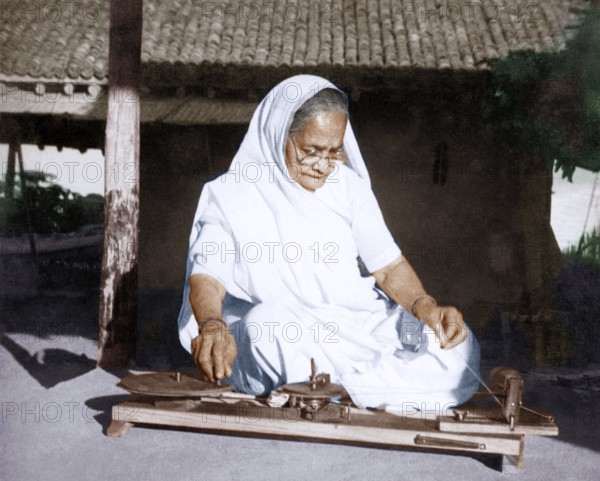 Kasturba Gandhi spinning, Wardha, Maharashtra, India, Asia, 1938, Asia