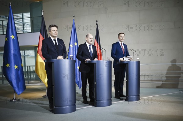 Olaf Scholz (SPD), Bundeskanzler, Robert Habeck (Buendnis 90 Die Gruenen), Bundesminister fuer Wirtschaft und Klimaschutz und Vizekanzler und Christian Lindner (FDP), Bundesminister der Finanzen, aufgenommen im Rahmen einer Pressekonferenz nach der Einig