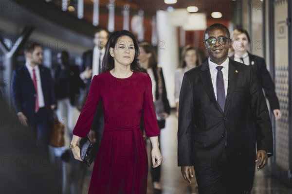 (L-R) Annalena Baerbock (Buendnis 90 Die Gruenen), Bundesaussenministerin, und Vincent Biruta, Aussenminister von Ruanda, aufgenommen im Rahmen eines gemeinsamen Treffens in Kigali, 18.12.2023. Baerbock reist nach Ruanda fuer bilaterale Gespraeche sowie