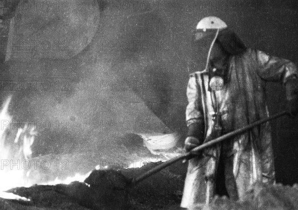 The work of the steelworkers, like here on 31 August 1971 at the Mannesmann-Huettenwerke in Duisburg, is a hard job, Germany, Europe