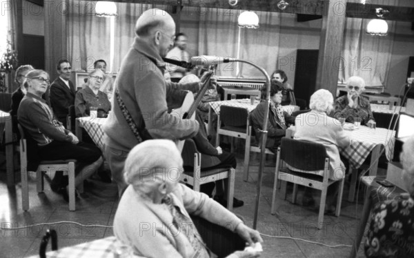 The senior citizens' organisation Grey Panthers entertain residents of a retirement home on 17.03.1980 in Hagen, Germany, Europe