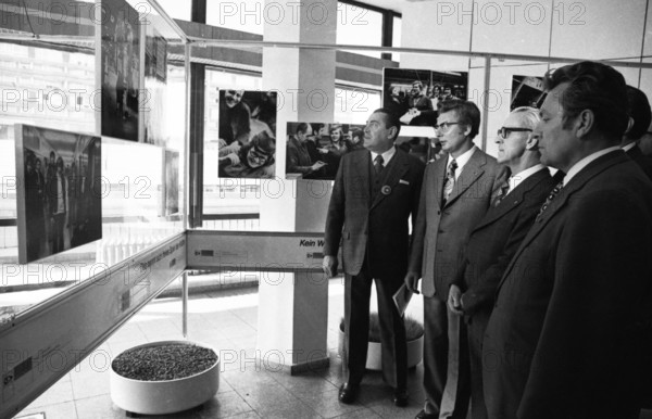 The Interpress was the eastern counterpart to the Worldpress here the jury and exhibition of the Interpress 1975 here on 29.04.1975 in East Berlin (GDR) with a visit of the inisterpraesident of the GDR Willi Stoph .Willi Stoph 2.f.r, Germany, Europe