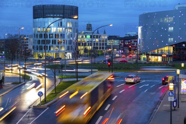 Evening city centre traffic in Essen, large intersection, roundabout, Berliner Platz, this area would also be affected by a diesel driving ban, Essen, North Rhine-Westphalia, Germany, Europe