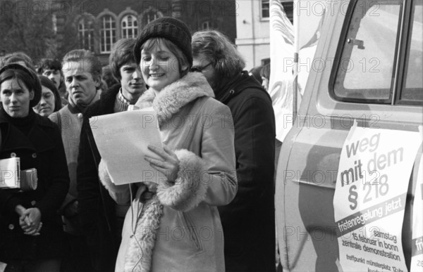 Several hundred woman and a few men turned out in Bonn on 15.2.1975 against § 218 and for a deadline solution with actions on Muensterplatz, discussions and a demonstration in Bonn..On Muensterplatz with Erika Runge, Germany, Europe