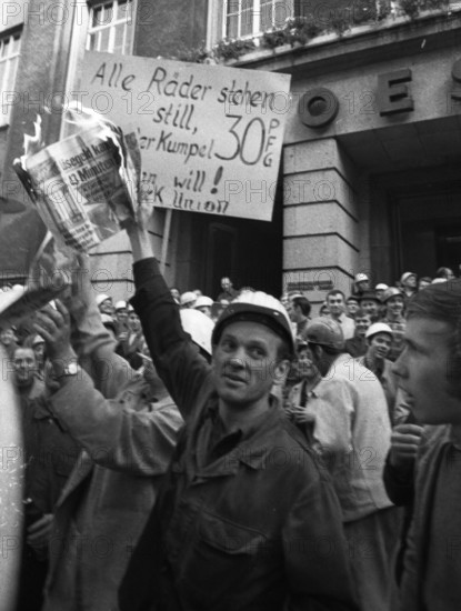 With a siege and temporary occupation of the Hoesch AG headquarters on 11.9.1969, spontaneous striking steelworkers opened a series of strikes in the coalfields.Strikers symbolically burn the Bild newspaper because of false and discriminatory reports, Germany, Europe