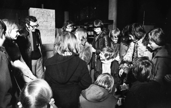 As part of the Latin course, this class of the Max-Planck-Gymnasium in Dortmund visited the Romano-Germanic Museum and Cologne Cathedral on 19 January 1975, In the Romano-Germanic Museum