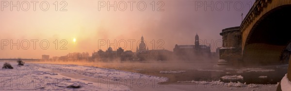 Dresden, morning fog over the Elbe. With temperatures as low as 20 degrees below zero, the Elbe offered a special natural spectacle in the winter of 2012