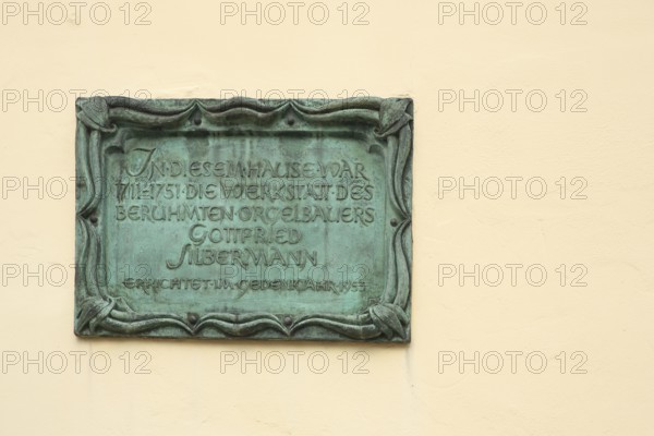 Commemorative plaque to organ builder Gottfried Silbermann, Silbermann House, Tourist Office, Schlossplatz, Freiberg, Saxony, Germany, Europe