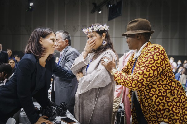 (L-R) Annalena Baerbock (Buendnis 90 Die Gruenen), Bundesaussenministerin, gemeinsam mit der Delegation der Marshall Islands aufgenommen im Rahmen der finalen Sitzung im Plenum der COP28 in Dubai, 13.12.2023