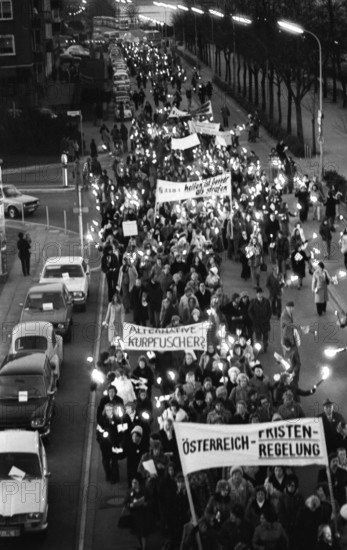 The woman's protests of the SPD, DGB and DKP against the abortion paragraph 218 on 26.2.1975 in Bonn, Germany, Europe