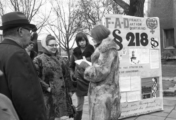 Frauen Aktion Dortmund (FAD) collects signatures at a stand in Dortmund city centre in protest against § 218, 15.2.1975, Germany, Europe