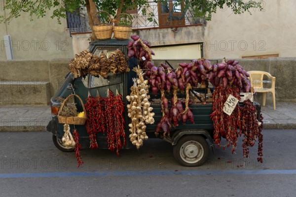 Piaggio tricycle van as a sales stand with onions and herbs, Tropea, Vibo Valentia, Calabria, Southern Italy, Italy, Europe