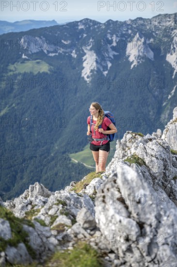 Mountaineer on a ridge path, traversing the Hackenköpfe, behind summit, Scheffauer, rocky mountains of the Kaisergebirge, Wilder Kaiser, Kitzbühler Alps, Tyrol, Austria, Europe