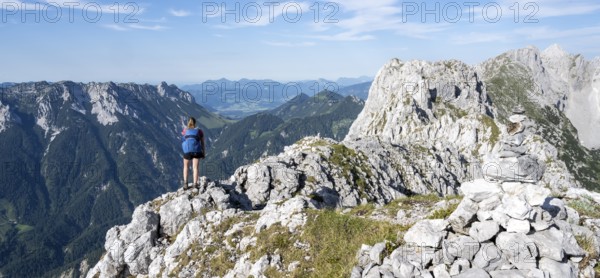 Mountaineer on a ridge path, traversing the Hackenköpfe, behind summit, Scheffauer, rocky mountains of the Kaisergebirge, Wilder Kaiser, Kitzbühler Alps, Tyrol, Austria, Europe