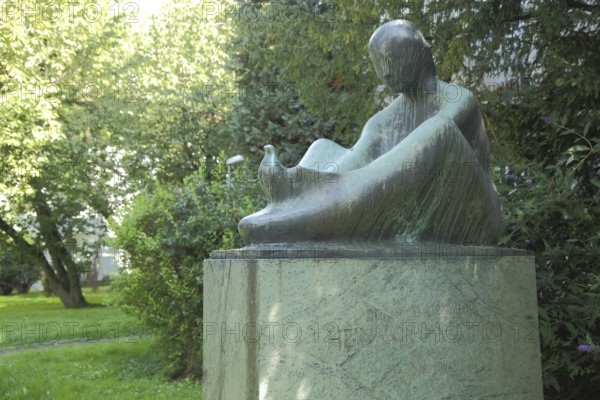 Monument and sculpture to Heinrich von Stephan, co-founder of Deutsche Post AG, man, sitting, Frankfurt, Hesse, Germany, Europe