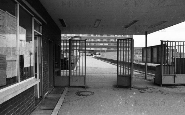 The shift change at the Opel factory gate in Bochum on 29.1.1975, Germany, Europe