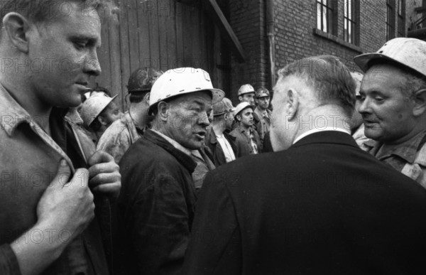 The spontaneous strike, here on 10.9.1969 by the miners of the Minister Stein colliery, was one of the starting points of the strike movement of the later so-called September strikes in the coalfield. The director of the colliery and strikers, Germany, Europe