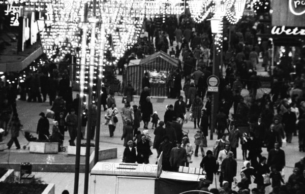 The Essen Light Weeks, here on 10.12.1974 in Kettwiger Strasse, celebrated its 25th anniversary in the period in front of Christmas, Germany, Europe