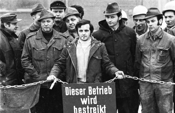 The rigorous behaviour of the entrepreneur Seibel of the cement factory Seibel und Soehne in Erwitte caused the trade union IG Chemie and the workers to go on strike and occupy the factory, here the pickets on 14.03.1975 in Erwitte, Germany, Europe