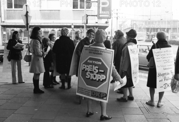 Supporters of the DKP (German Communist Party) at a woman's action in the pedestrian zone for a price freeze in Duisburg, 6.11.1974, Germany, Europe