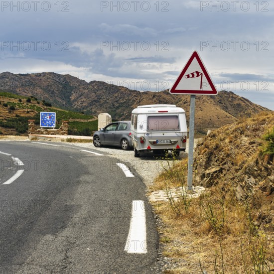 Border crossing, mountain pass Coll dels Belitres, traffic sign warns of wind, crosswind from the right, coastal road from Portbou to Cerbère, Pyrenees, Spain, Europe