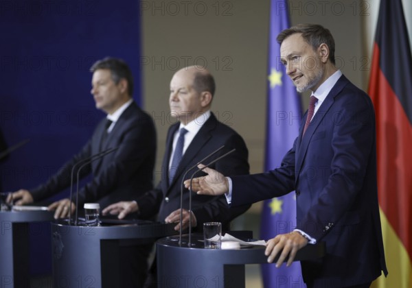 Robert Habeck (Buendnis 90 Die Gruenen), Bundesminister fuer Wirtschaft und Klimaschutz und Vizekanzler, Olaf Scholz (SPD), Bundeskanzler und Christian Lindner (FDP), Bundesminister der Finanzen, aufgenommen im Rahmen einer Pressekonferenz nach der Einig