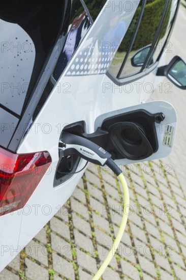 Volkswagen's Transparent Factory continues to expand its e-charging infrastructure. One of the largest charging parks in Saxony was opened in the customer and visitor car park. Golf ID3 at the new charging station