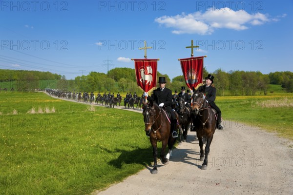 Every year at Easter there are about 5 processions in Lusatia, each with about 200 riders. The Catholic Church continues old Sorbian rites here. Thousands of spectators watch the impressive cavalcades