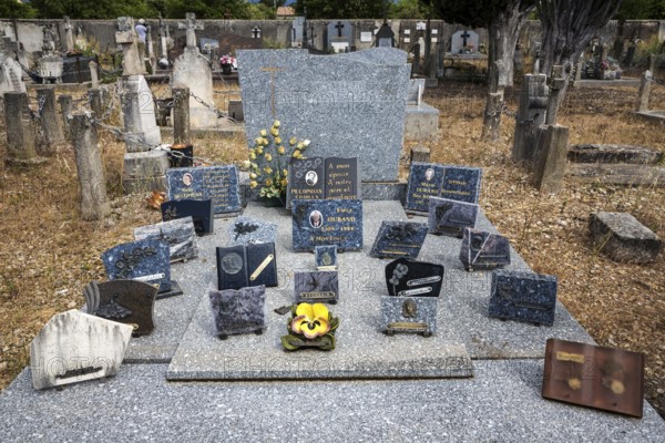 Graves, gravestones, cemetery in Puimoisson, Provence, region Provence-Alpes-Côte d'Azur, department Alpes-de-Haute-Provence, France, Europe