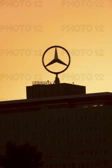 Mercedes star on Mercedes Benz branch in Stuttgart, after sunset, Baden-Württemberg, Germany, Europe