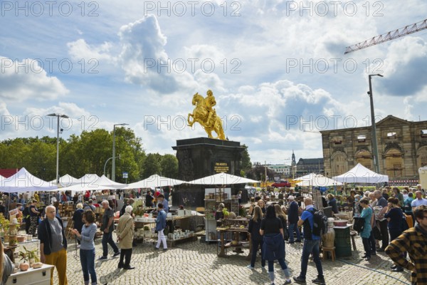 One of the first open-air markets in Dresden at the Goldener horse-rider, freshly renovated and gleaming in the sun. With a valid hygiene concept, extensive signage and disinfection facilities, they try to keep the risk of infection as low as possible. 79 ceramists from all over Germany offer their ceramics here