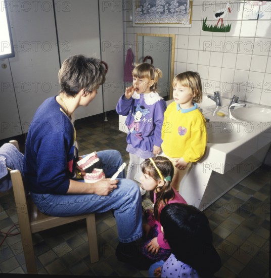 DEU, Germany: The historical slides from the times 80-90s . a.o. Iserlohn. Kindergarten. Dental care instruction 80s