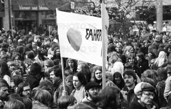 Demonstrations from 1-5 April 1975 in the centre of Hanover, which became traditional under the heading Red Dot, opposed fare increases for trains and buses, Germany, Europe